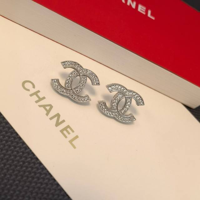 Chanel香奈儿最新款logo字母晶钻耳钉耳环 925纯银针 热销款 市面最高版本 专柜1:1款式开模 专柜原版同材质.小香经典原版logo字印香奈儿女神必备